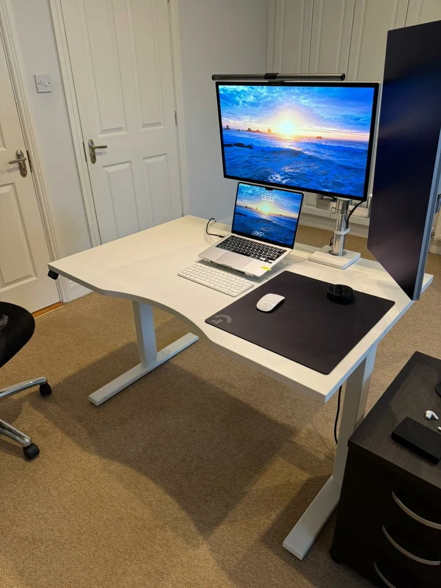 Electric Sit and stand desk - Image 1