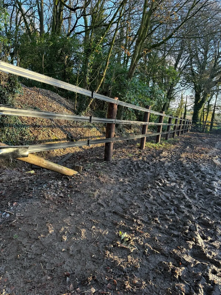 Fencing contractor - Image 4