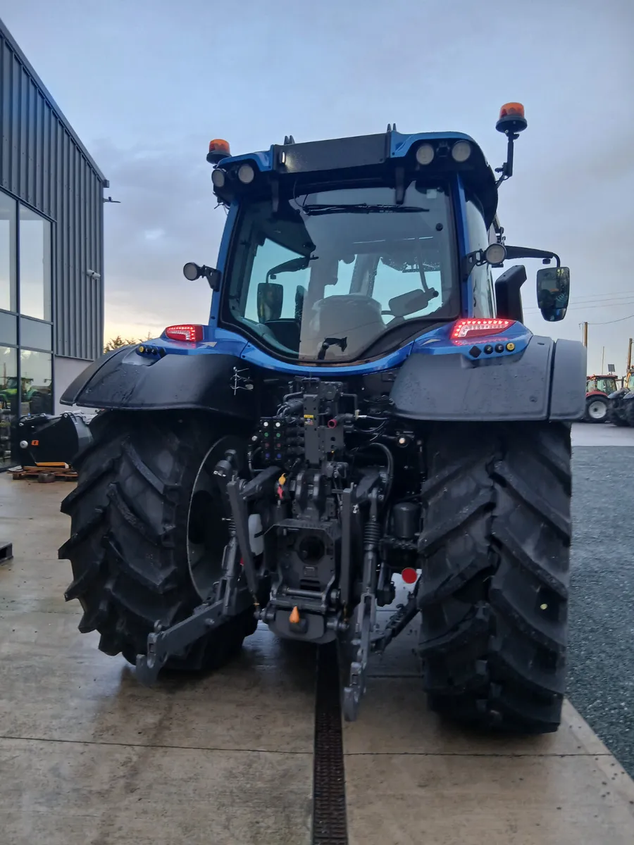 Valtra N175 and loader - Image 4