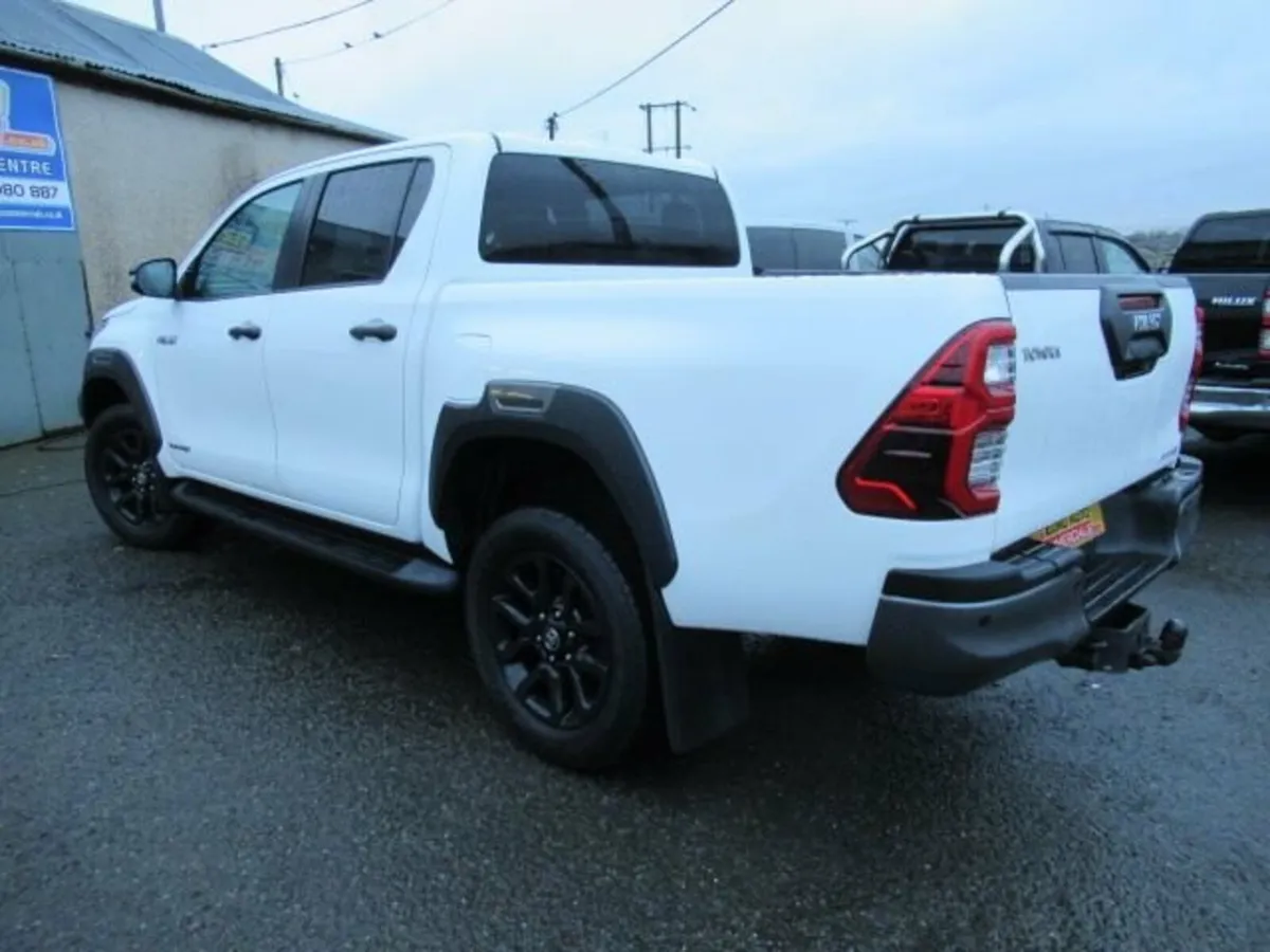 2.8 D-4D Invincible X Pickup Double Cab 4dr Diesel - Image 2