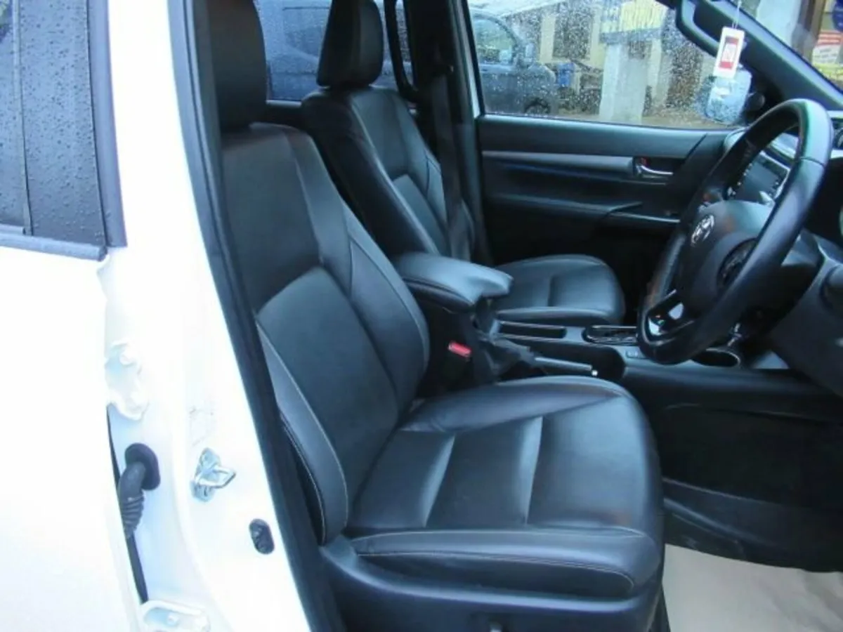 2.8 D-4D Invincible X Pickup Double Cab 4dr Diesel - Image 3