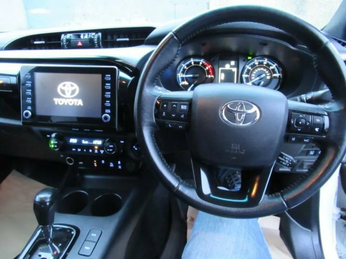 2.8 D-4D Invincible X Pickup Double Cab 4dr Diesel - Image 4