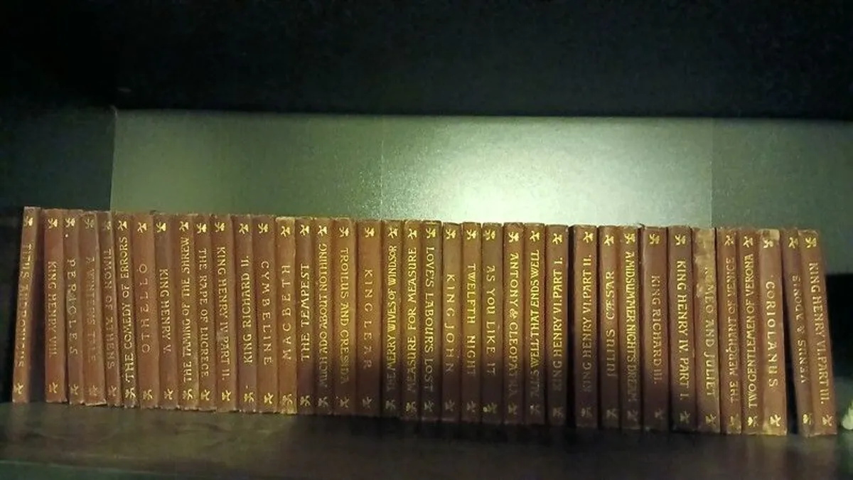 36 anitque books of Shakespeare plays - Image 2