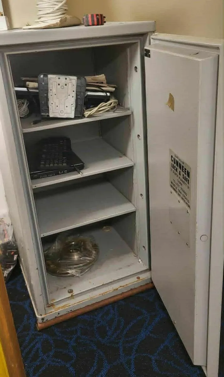 Large Safe ( no money in it )