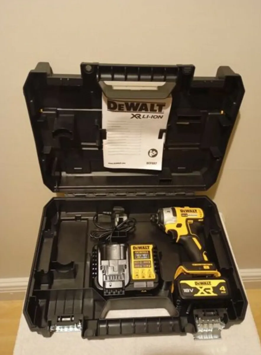 DeWalt dcf887 Impact Driver - Image 1