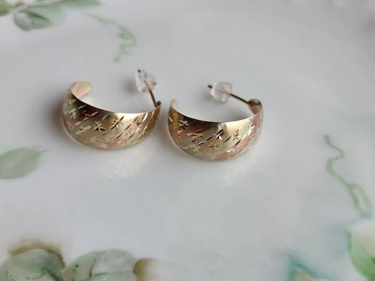 Vintage 9 CT Gold earrings 120e and sapphire pearls gold earrings 75 e. - Image 2