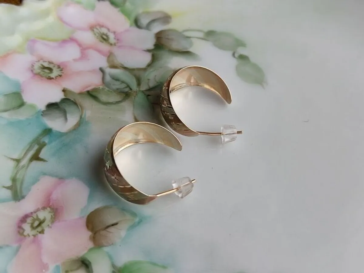 Vintage 9 CT Gold earrings 120e and sapphire pearls gold earrings 75 e. - Image 3