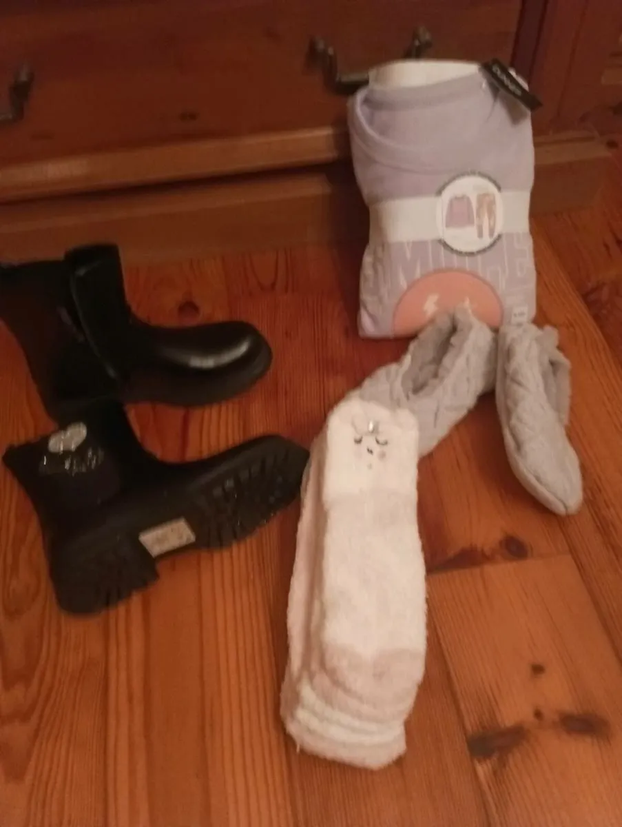 NEW girl's set of clothes,25 tags on everything - Image 1