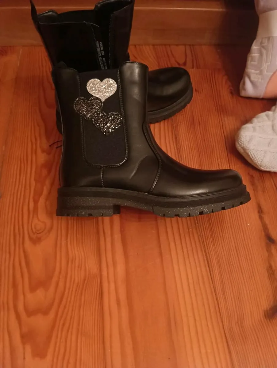 NEW girl's set of clothes,25 tags on everything - Image 2