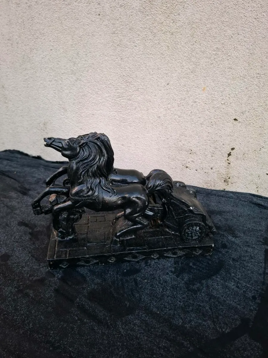 Horses black statue - Image 1