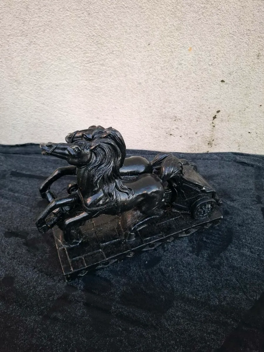 Horses black statue - Image 2