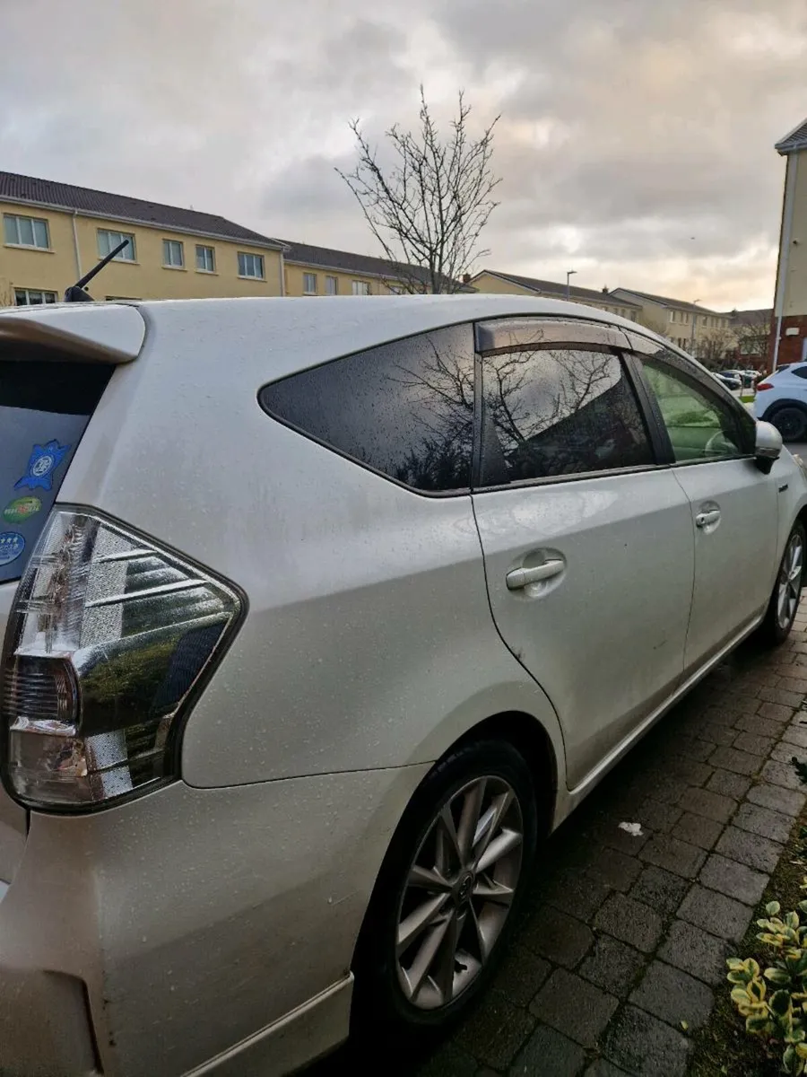 Toyota Prius Alpha - Image 4