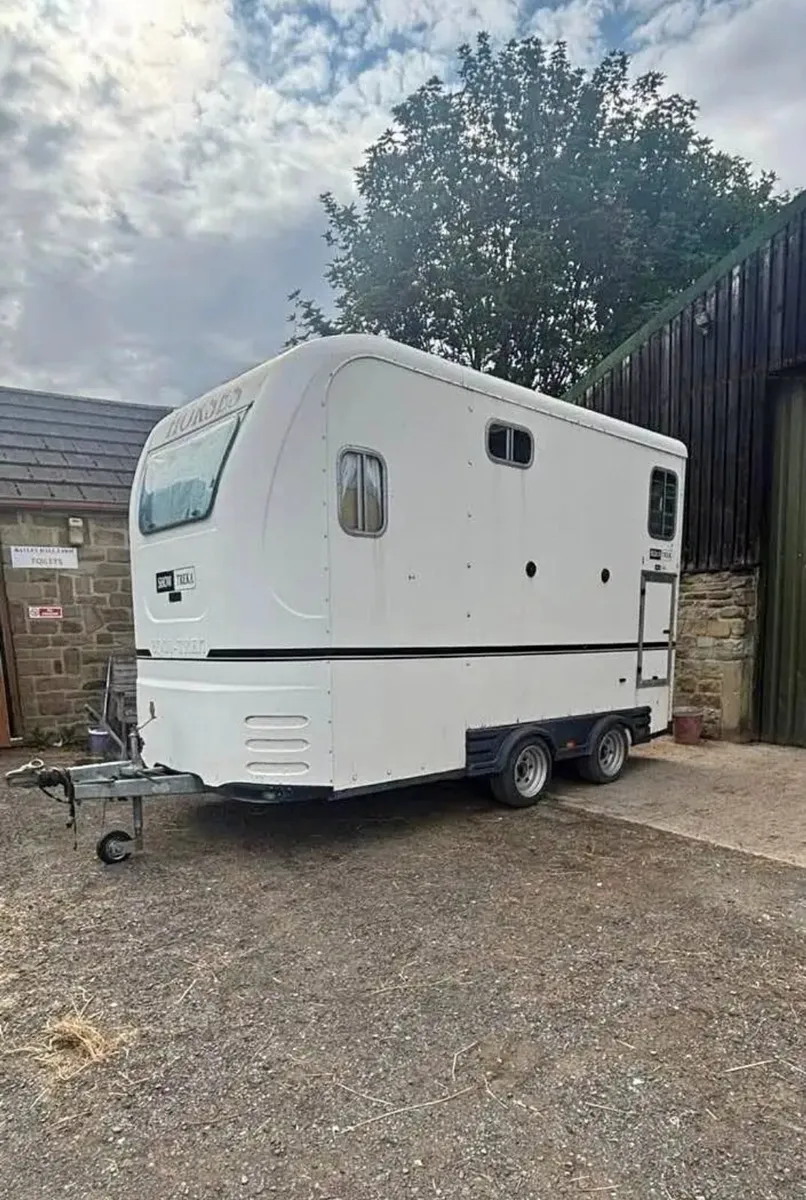 Equitrek M horse trailer - Image 1