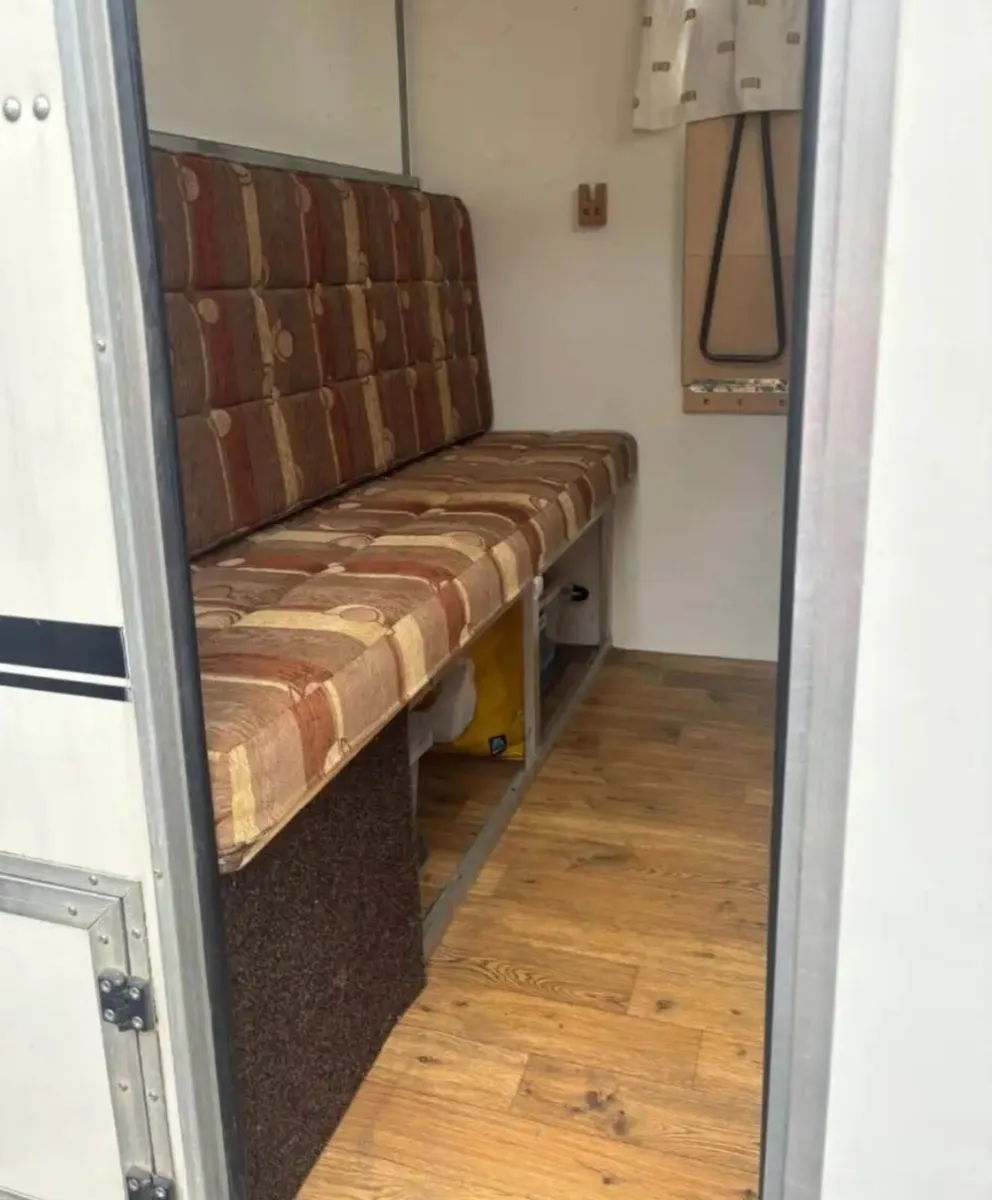 Equitrek M horse trailer - Image 4