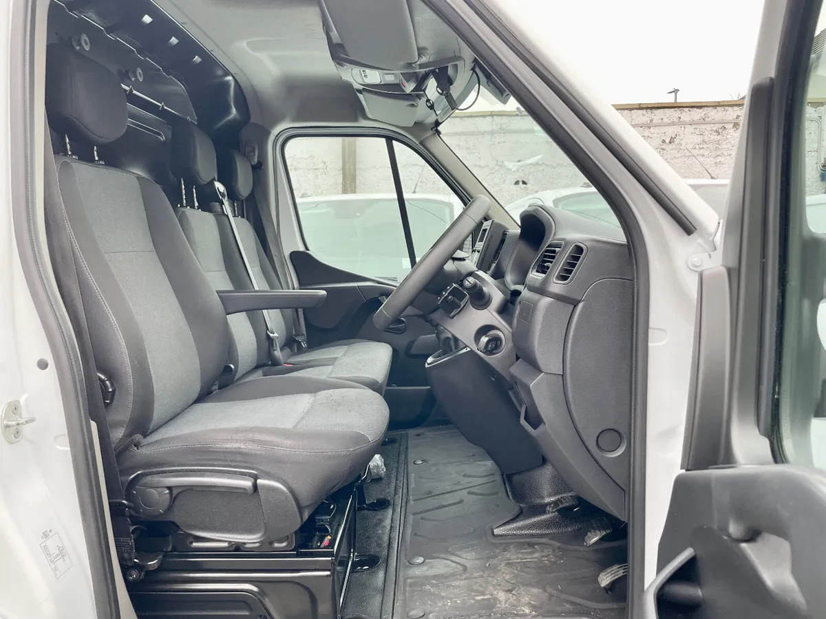 Renault Master LM35 Business 2.3 DCI 135BHP,2023 - Image 4