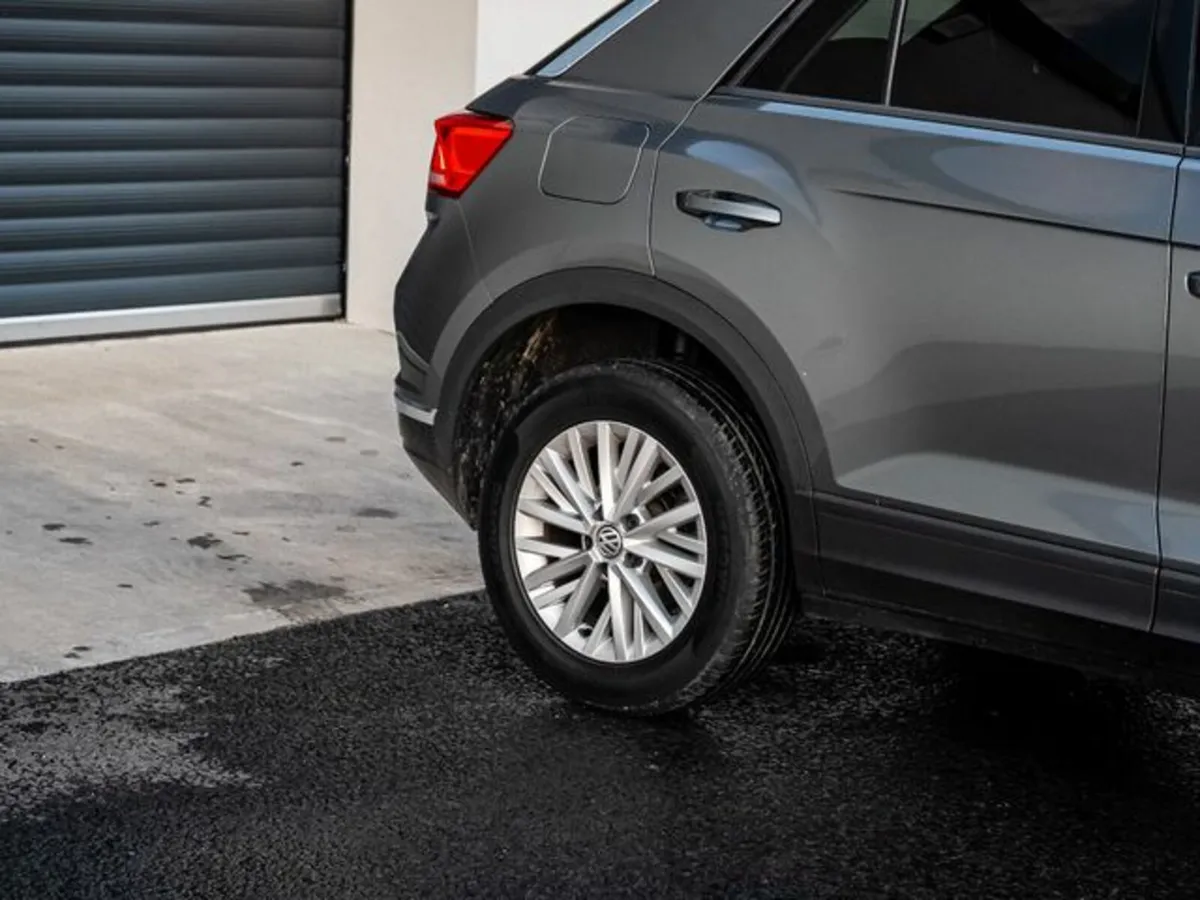 Volkswagen T-Roc Design 1.5 TSI M6F 150HP 5DR - Image 3