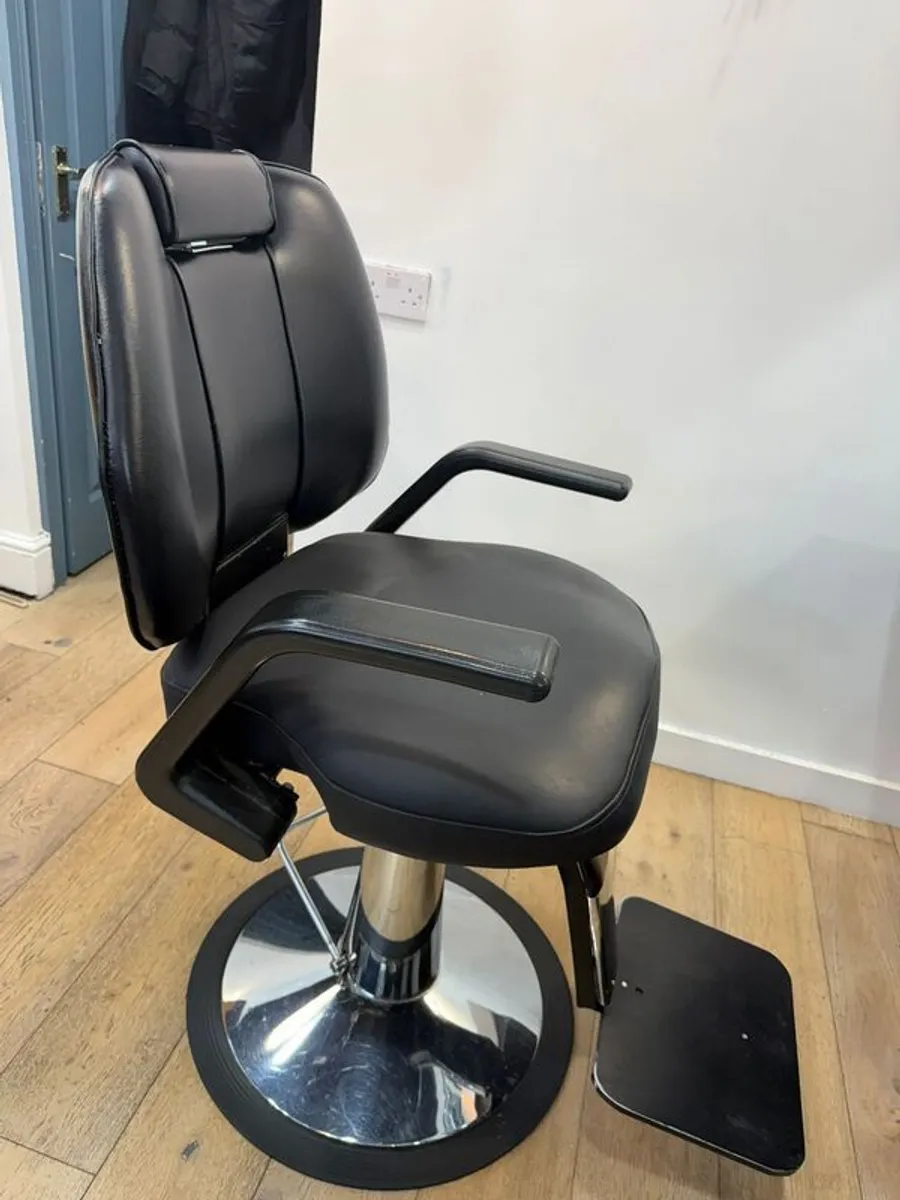 Barber chairs - Image 1