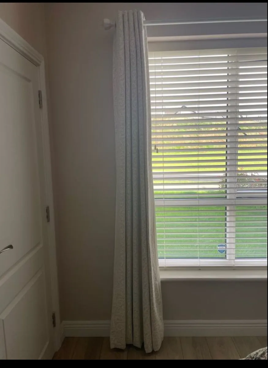 Curtains - Image 2