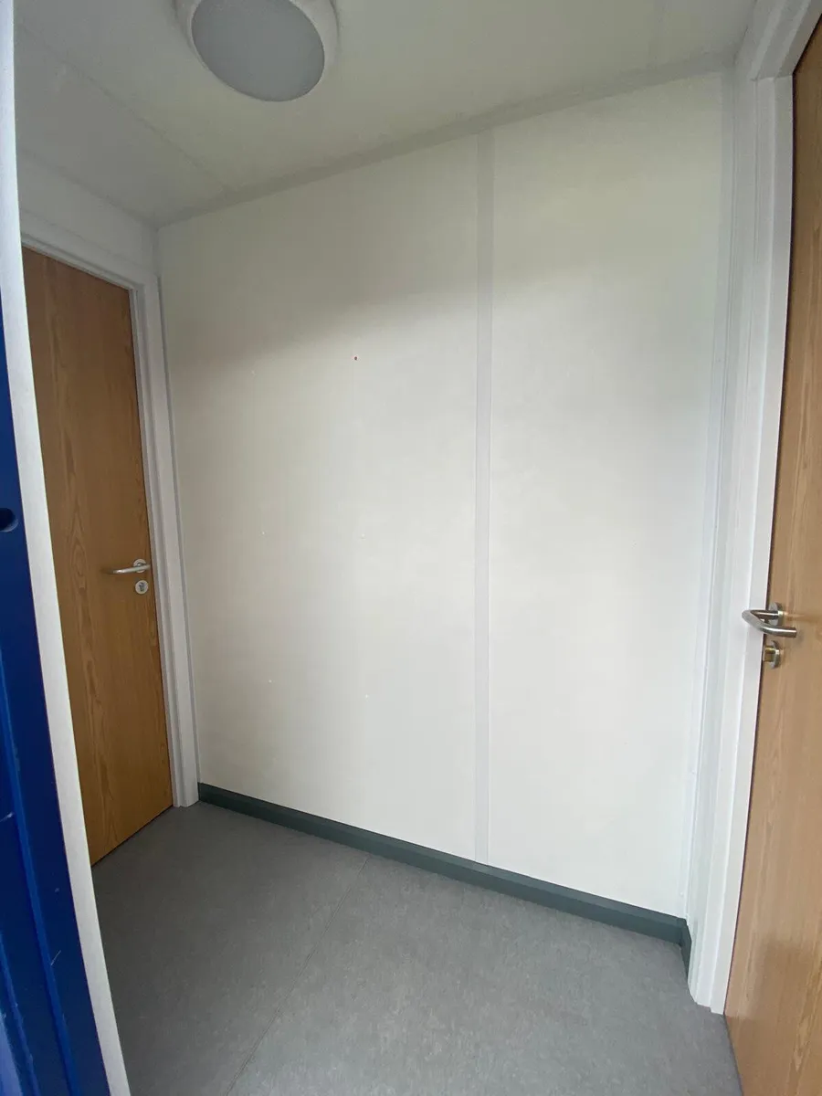 20FT X 8FT ANTI VANDAL PARTITIONED OFFICE - Image 2
