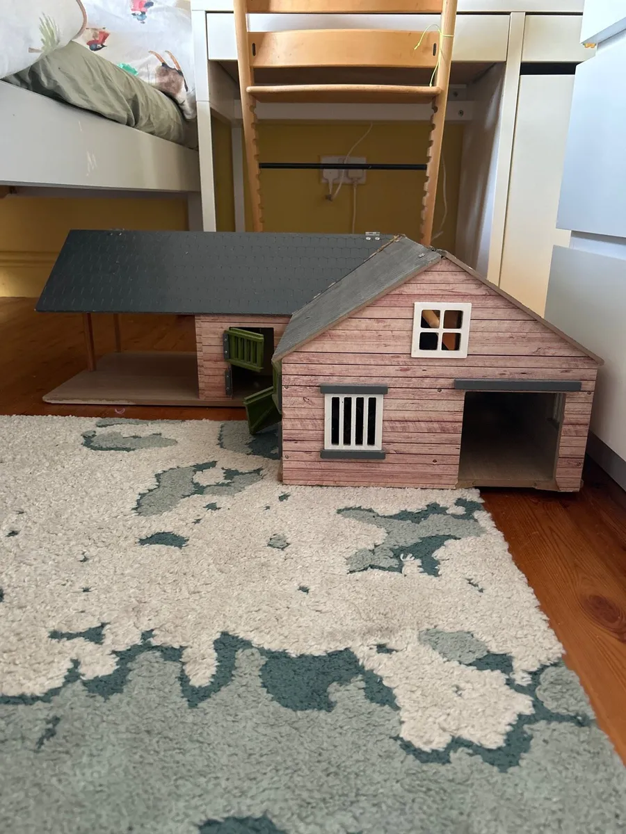 Wooden barn - Image 1