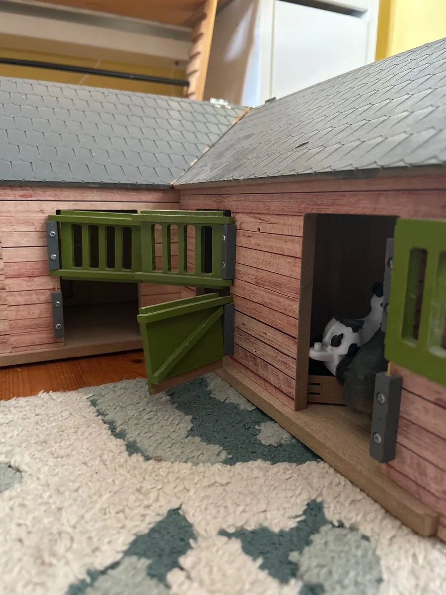 Wooden barn - Image 3