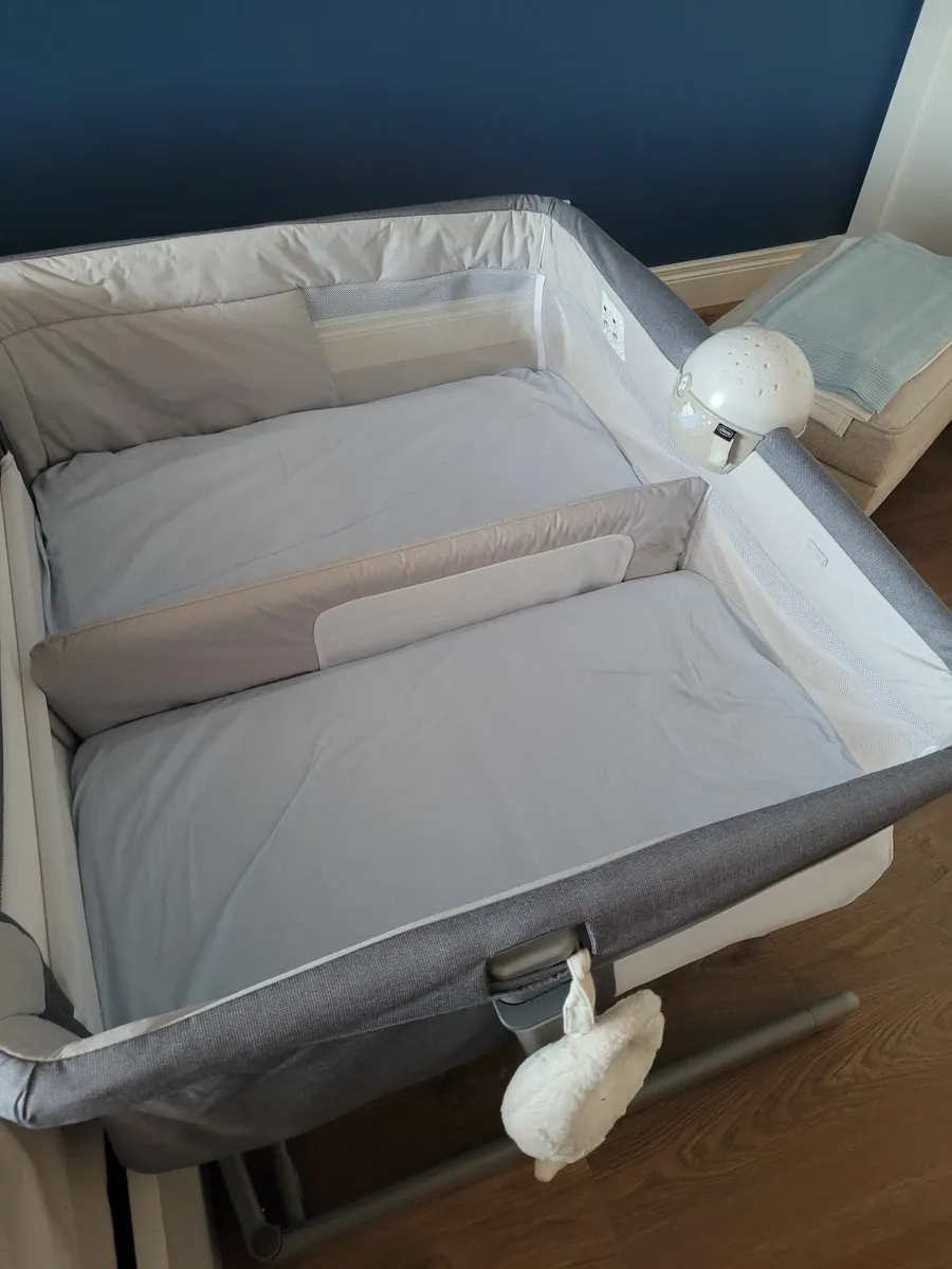 Chicco Next2Me Twins Bedside Crib - Image 3