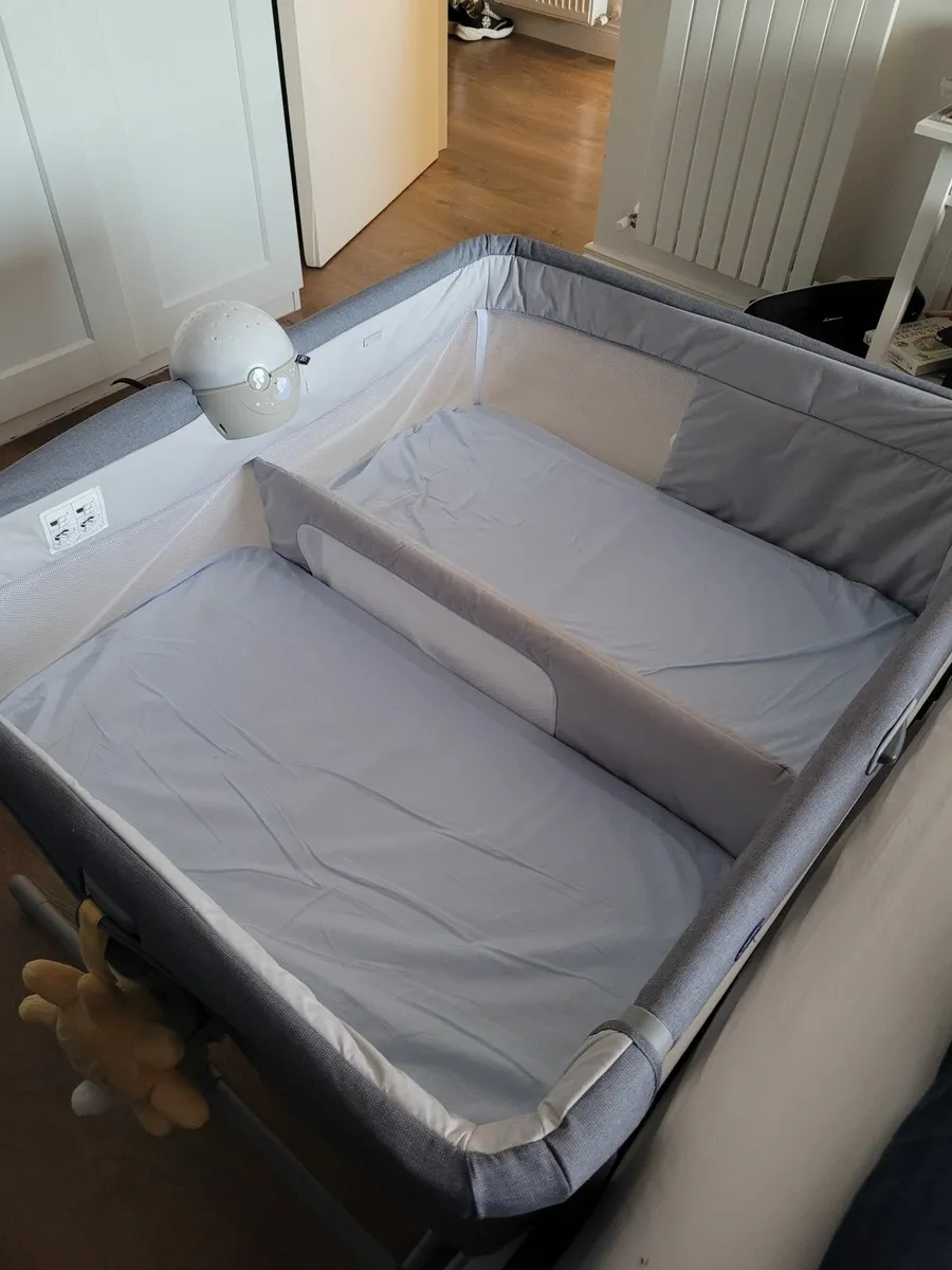 Chicco Next2Me Twins Bedside Crib - Image 4