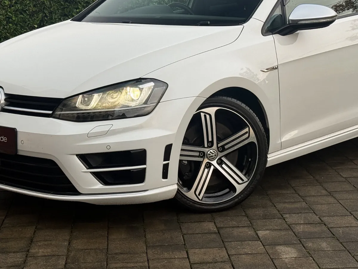 2016 Volkswagen Golf R Variant - Image 2