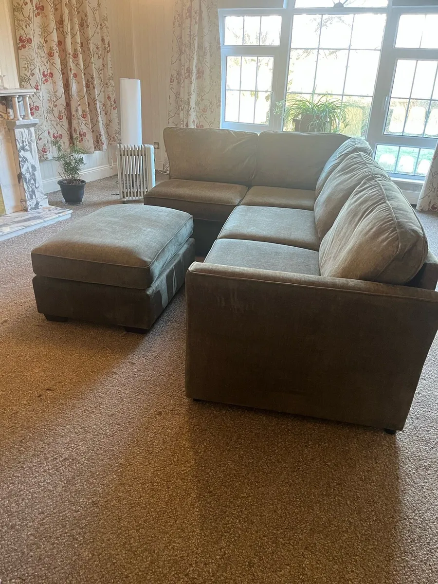 Olive green corner in sofa excellent condition - Image 1