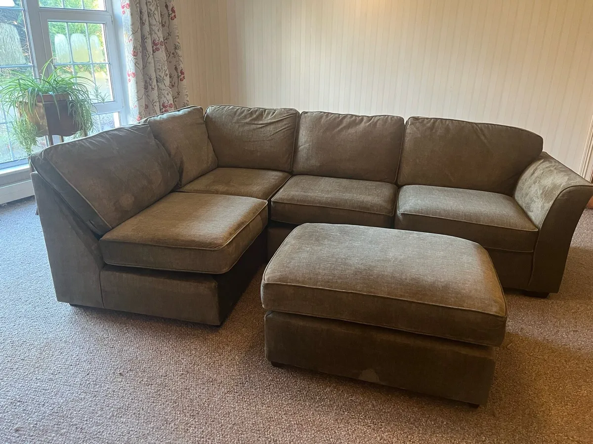 Olive green corner in sofa excellent condition - Image 2