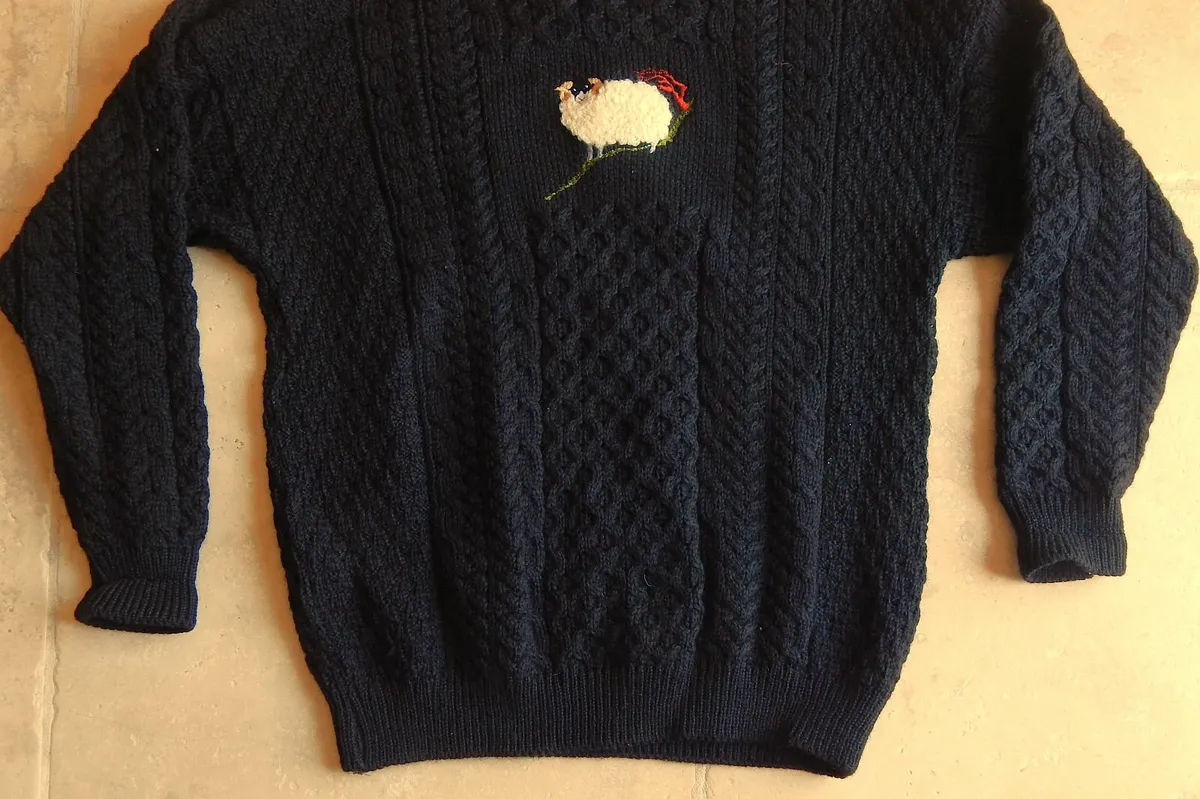 Gents Aran Carrig Donn Black Pure Wool Jumper - Image 2