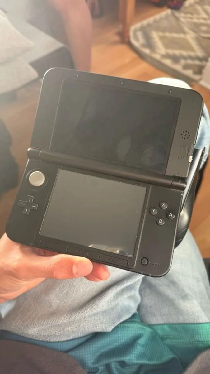 Nintendo 3DS XL - Image 2