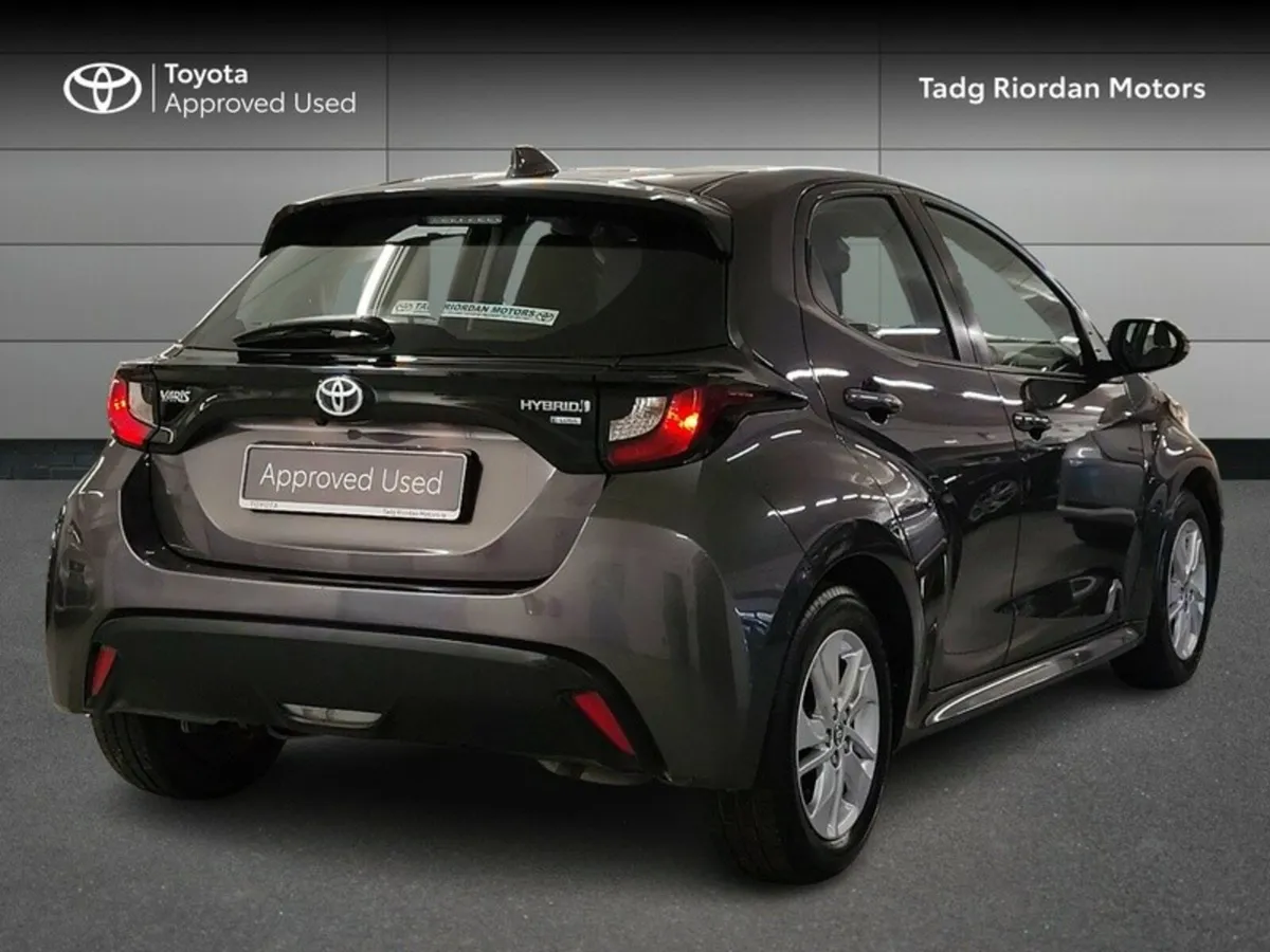 Toyota Yaris HYBRID LUNA - Image 2
