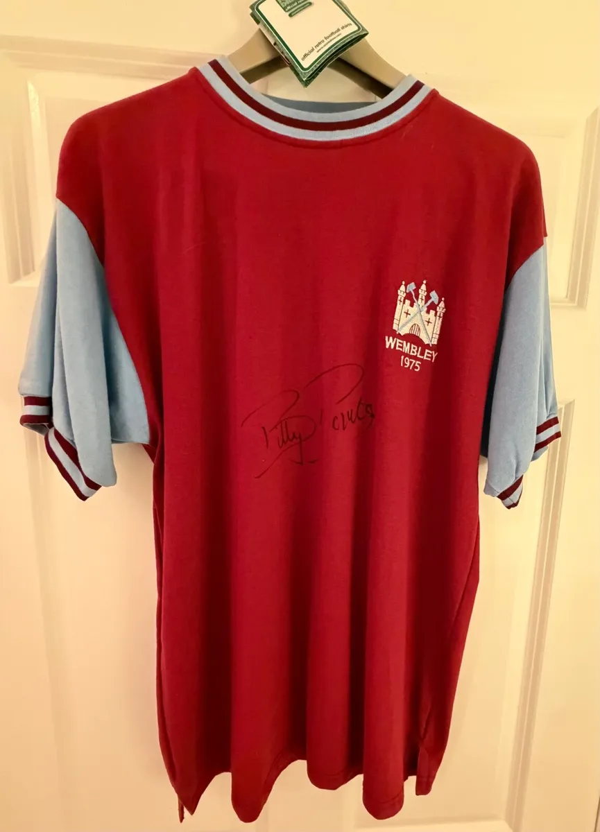 Retro T Shirt signed by Billy Bonds West Ham - Image 1