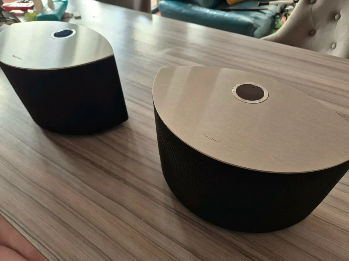 Technics SC-C30 powered speaker - Image 1