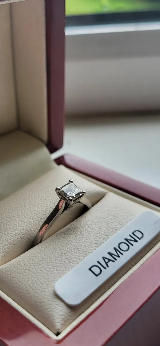 Real diamond engagement ring - Image 1