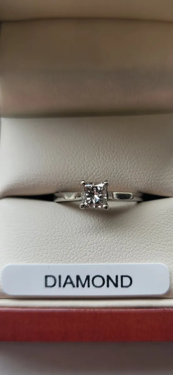 Real diamond engagement ring - Image 3