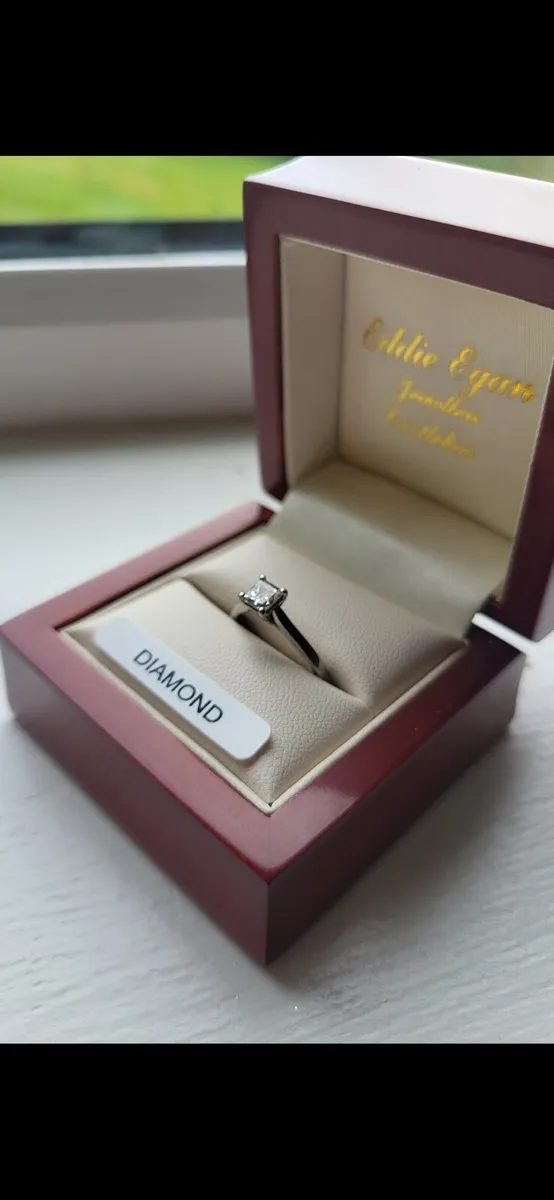 Real diamond engagement ring - Image 4