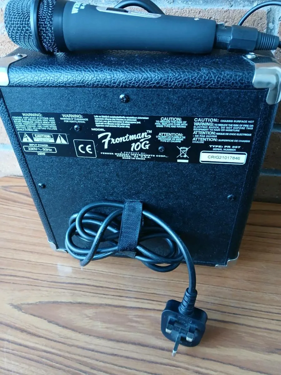 New Fender amplifier + microphone + guitar lead. - Image 2
