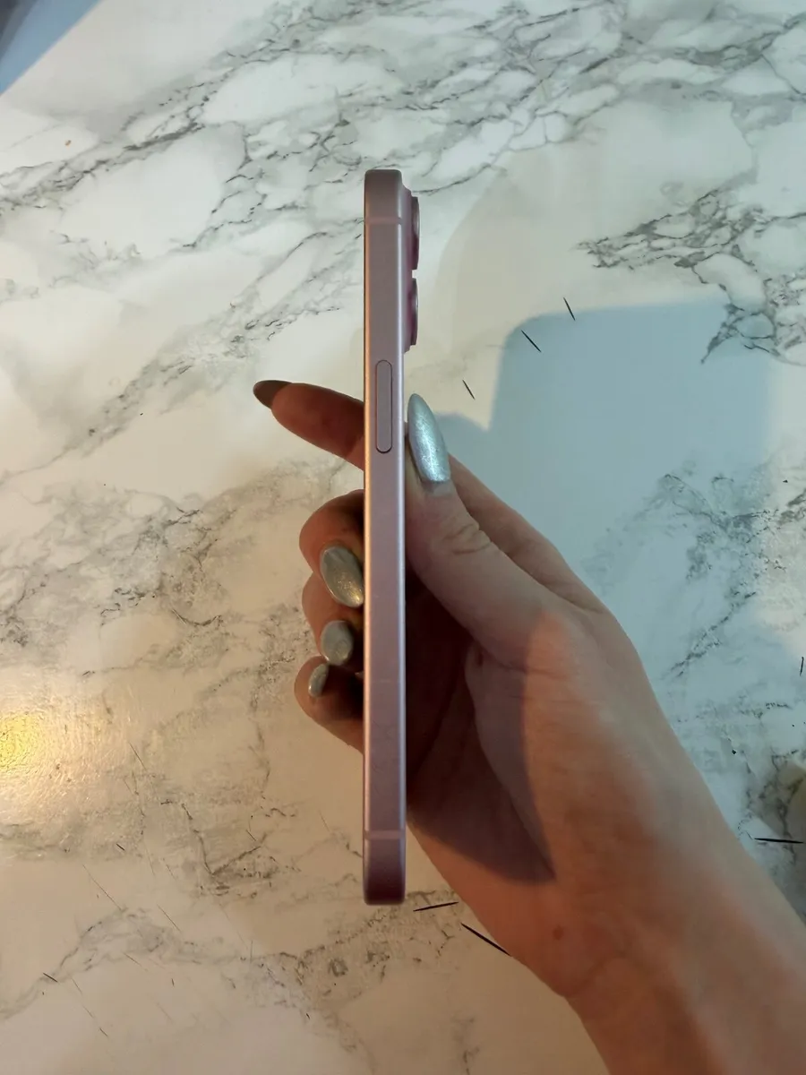 iPhone 15 - Image 2