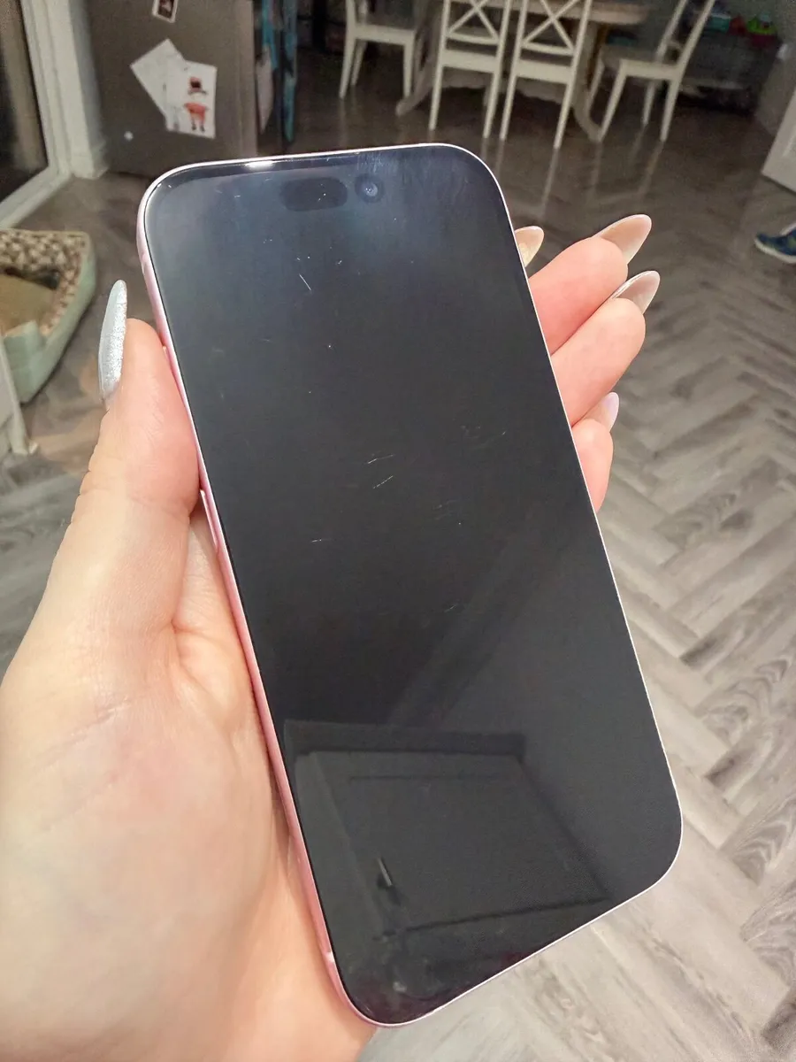 iPhone 15 - Image 4