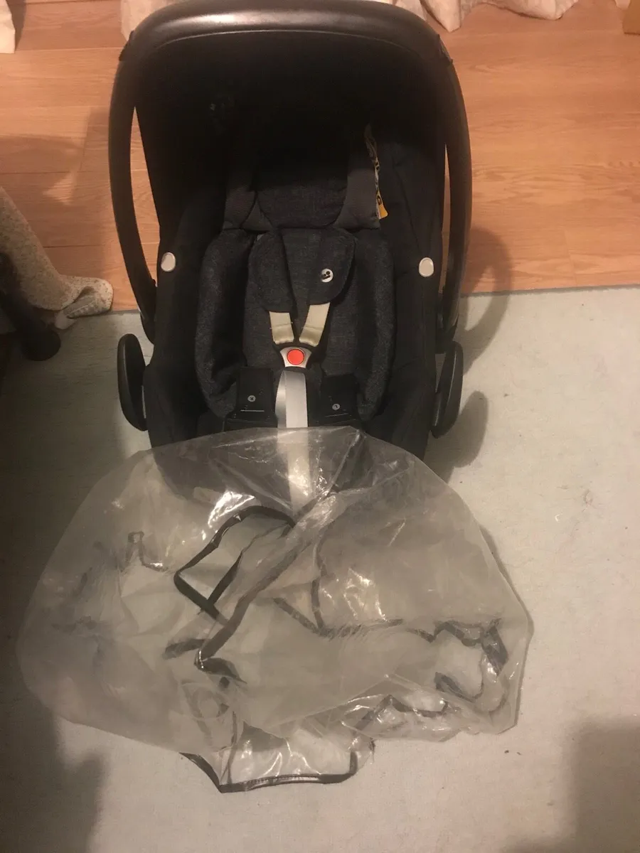 Maxi-Cosi Car Seat with newborn support & adapters - Image 1