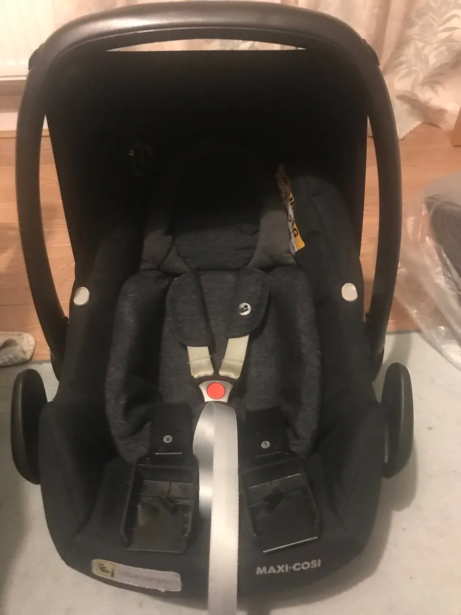 Maxi-Cosi Car Seat with newborn support & adapters - Image 2