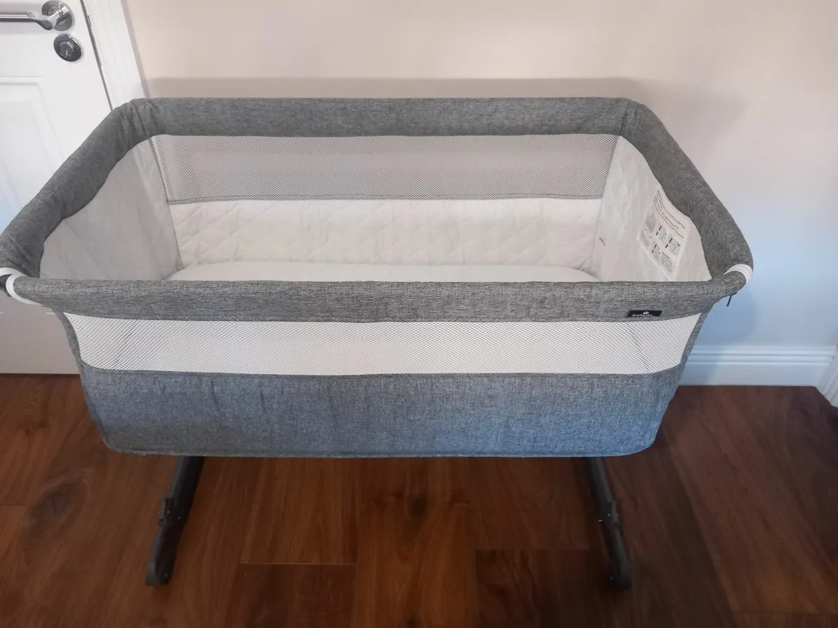 Next to me crib - Image 1