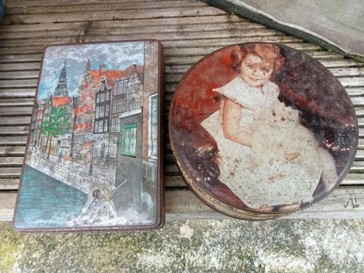 Selection of old biscuit tins - Image 4