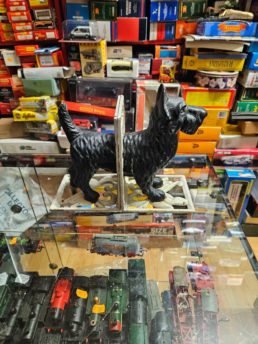 Vintage Metal Scottish Terrier Bookends - Image 1