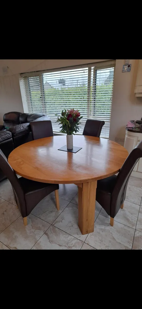 Large round oak table - Image 1
