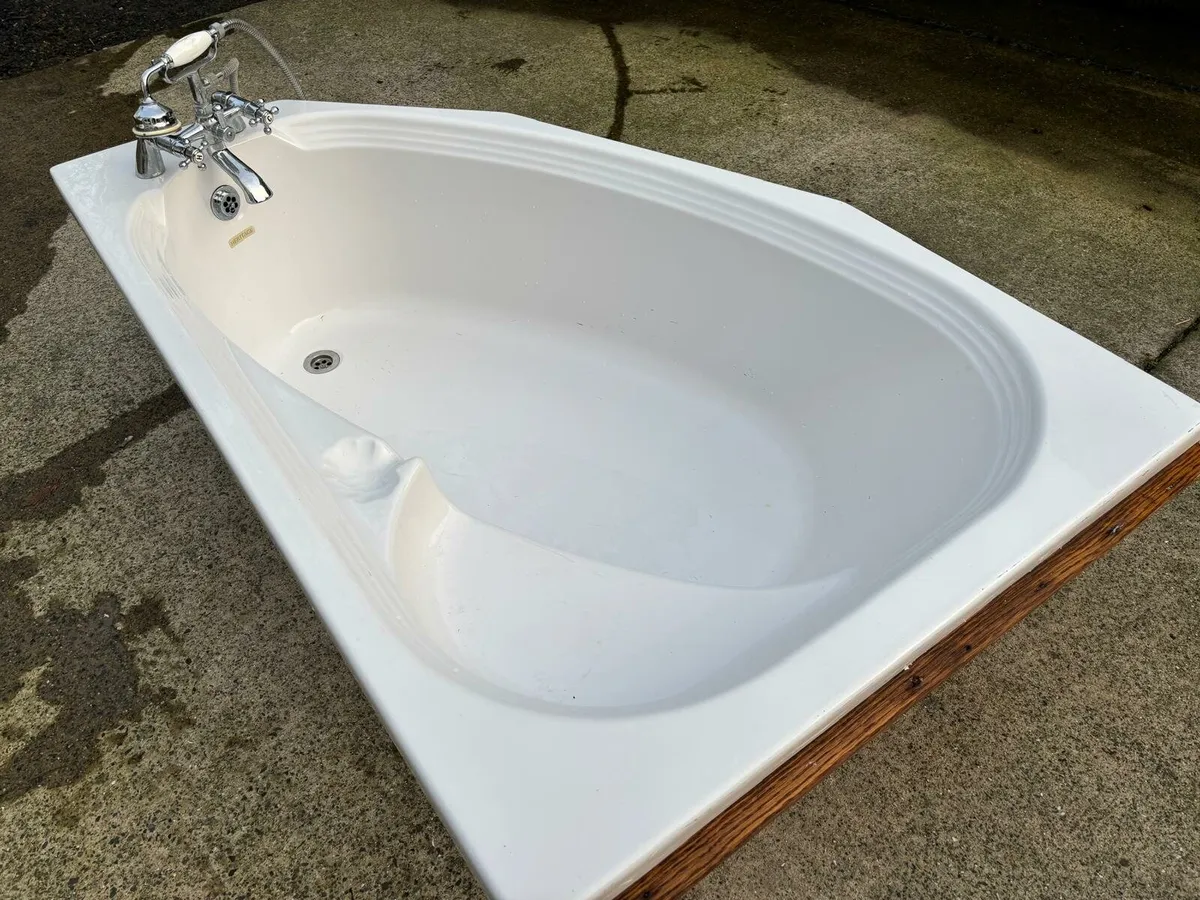 Corner bath - Image 1