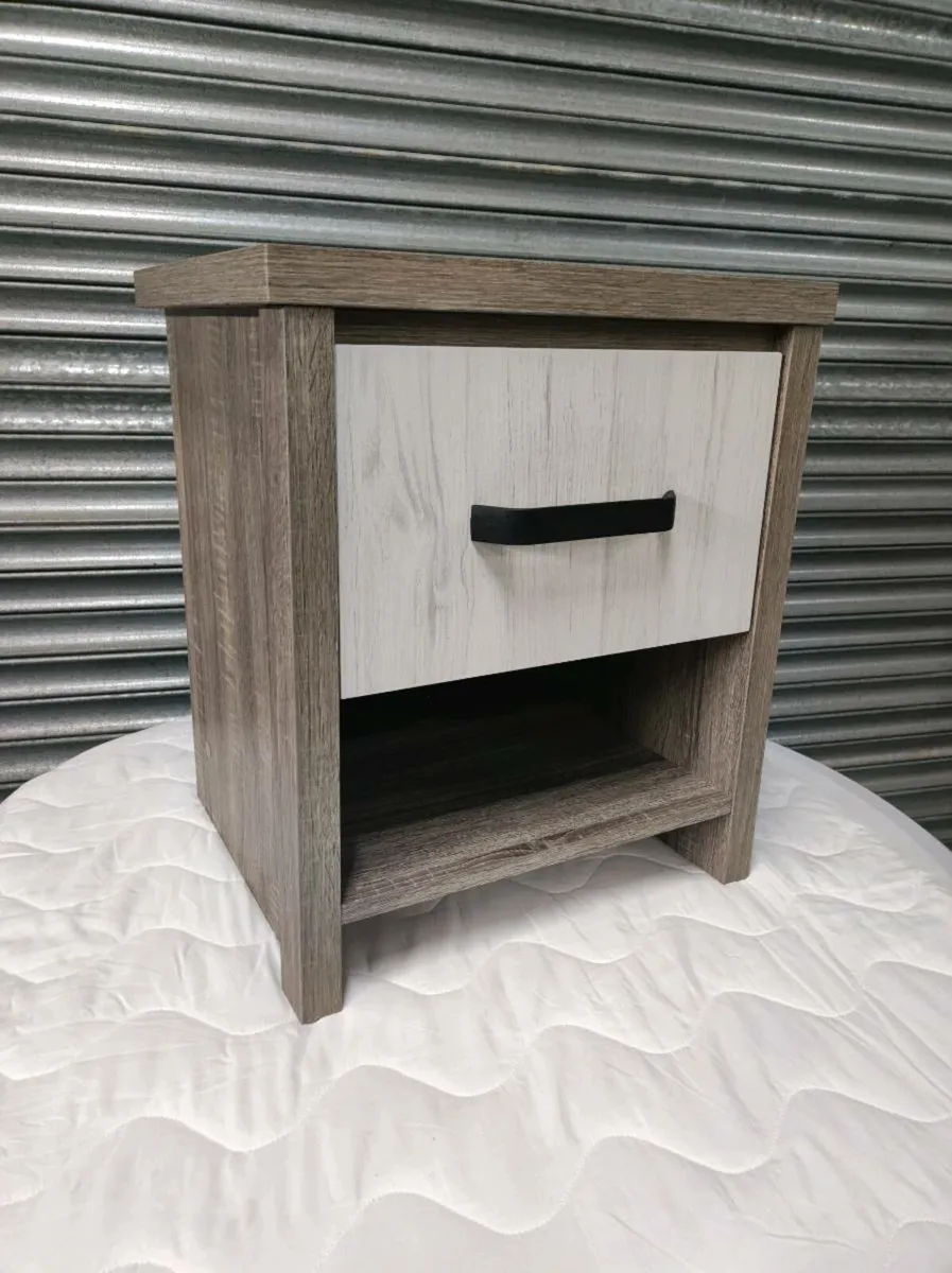 Various bedside lockers - Image 3