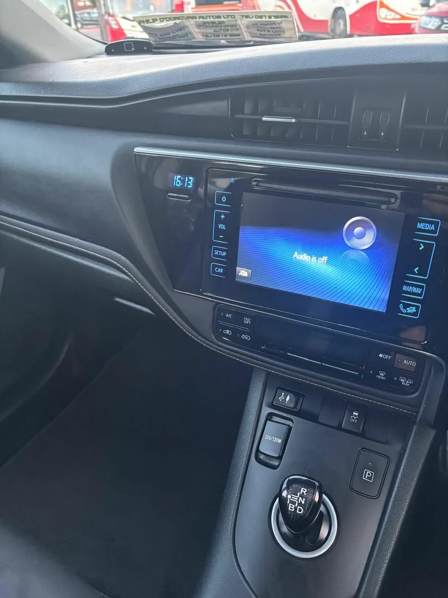 Toyota Auris 2017 - Image 2
